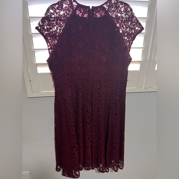 EUC LIKE NEW Size 18 New York & Company Burgundy Lace Dress - Picture 6 of 6